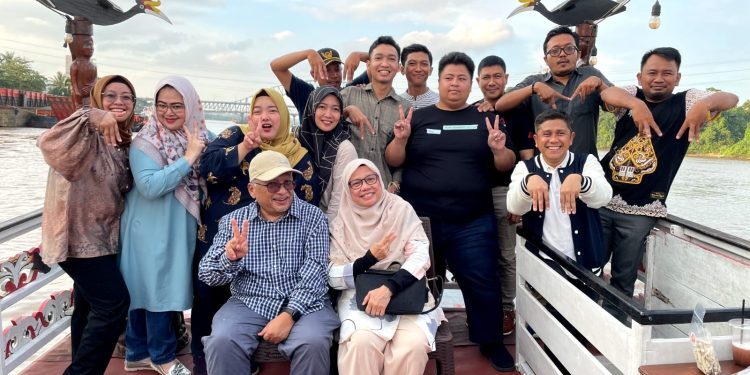 Dosen Malaysia Ikut Susur Sungai Mahakam